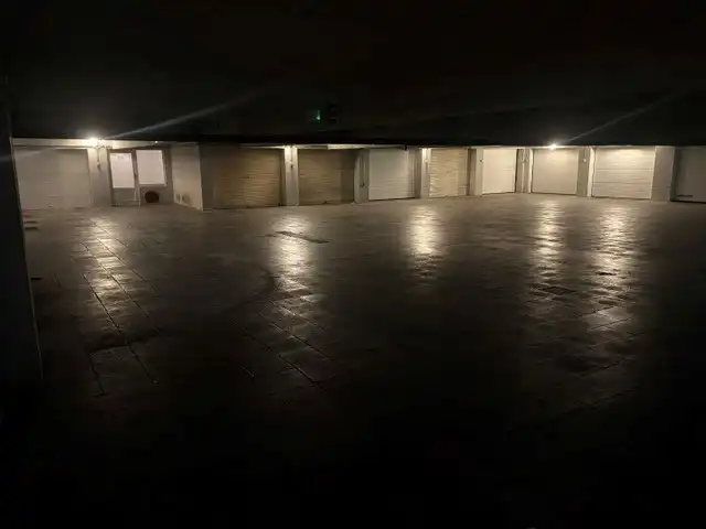 Gesloten garagebox met elektrische poort en verlichting foto 7