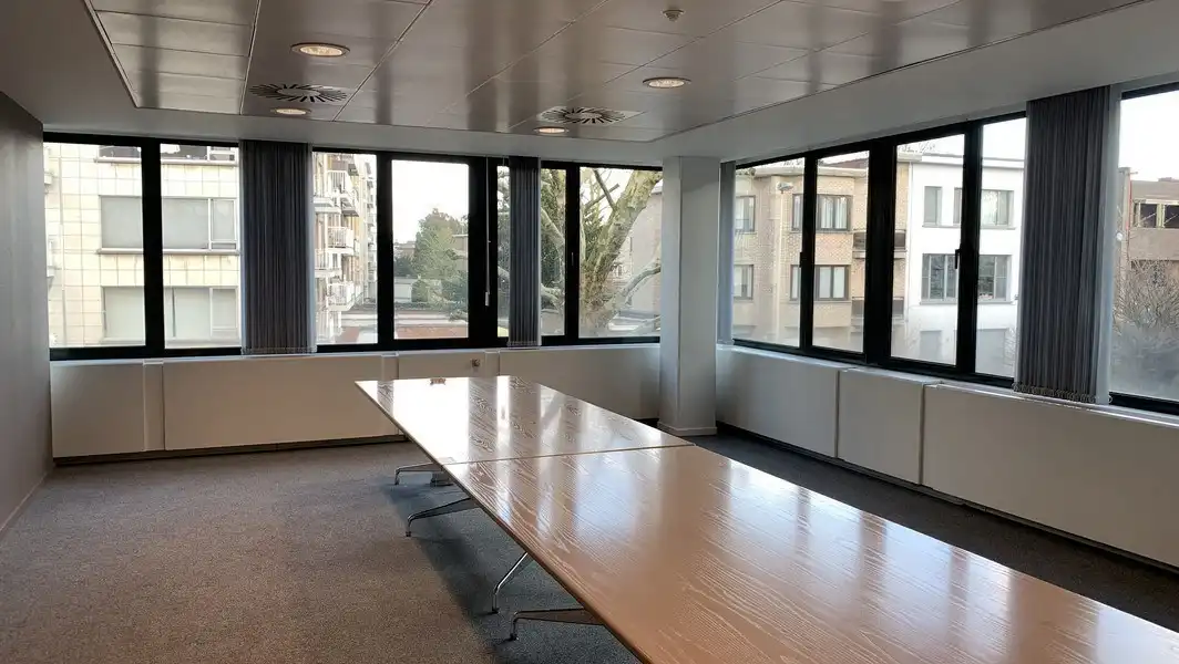 Gelijkvloers kantoor te huur in Royal House te Berchem foto 13