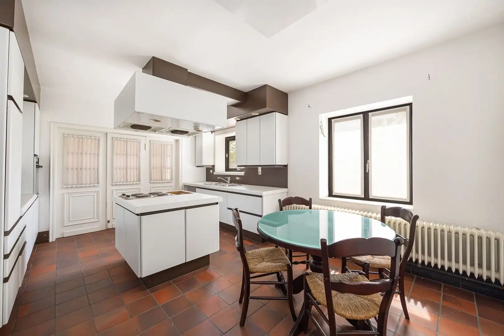 Grote woning in de dorpskern, met tuin en achter-uitweg. 'Must-see'! foto 6