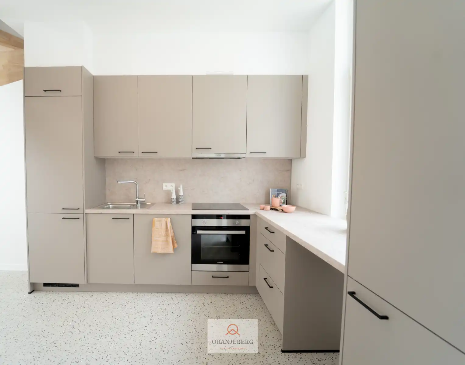 Lichtrijke gerenoveerde woning foto 2