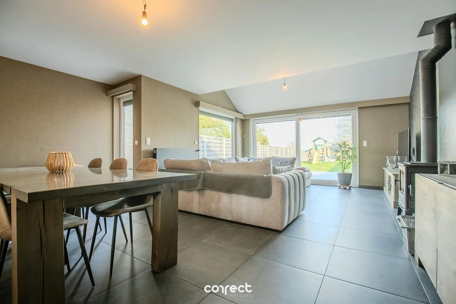 Instapklare gezinswoning  met 4 slaapkamers, garage en ruime tuin. foto 3