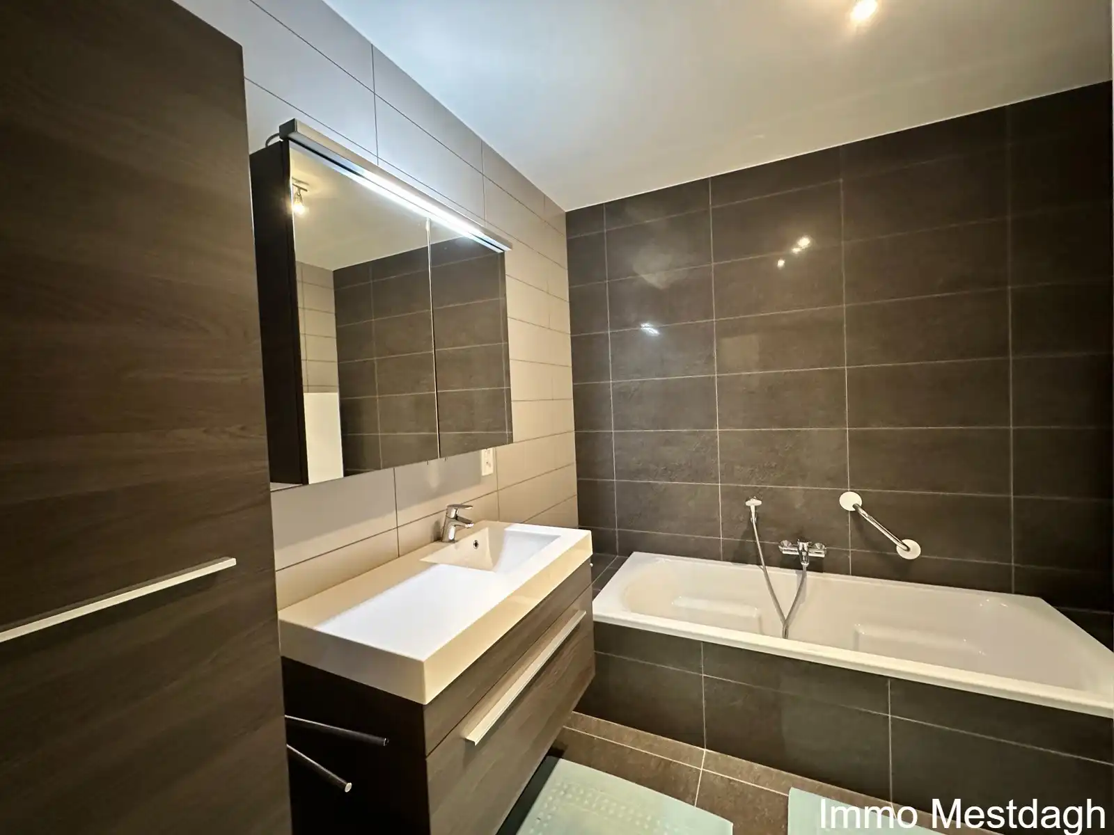 Ruim gelijkvloers appartement met tuin en autostaanplaats. foto 21