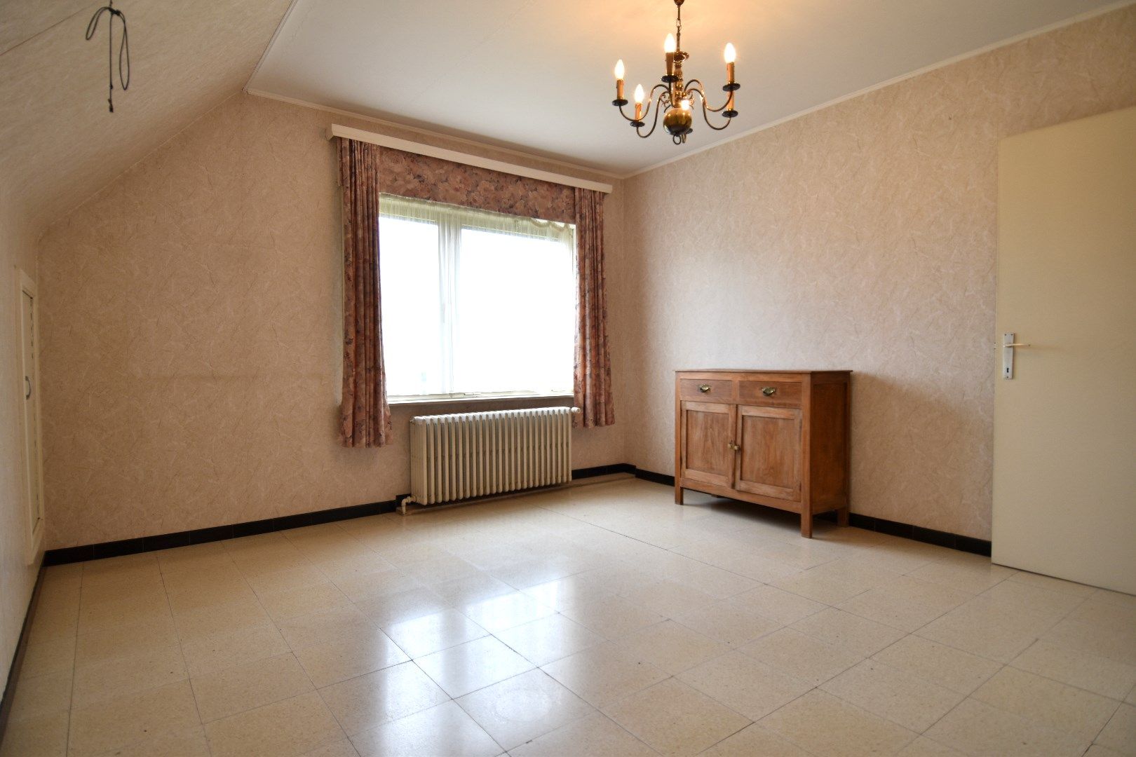 Gezinswoning op een perceel van 1244 m² met 4 slaapkamers, zonnige tuin en dubbele garage te koop in Ooigem/Wielsbeke foto 9