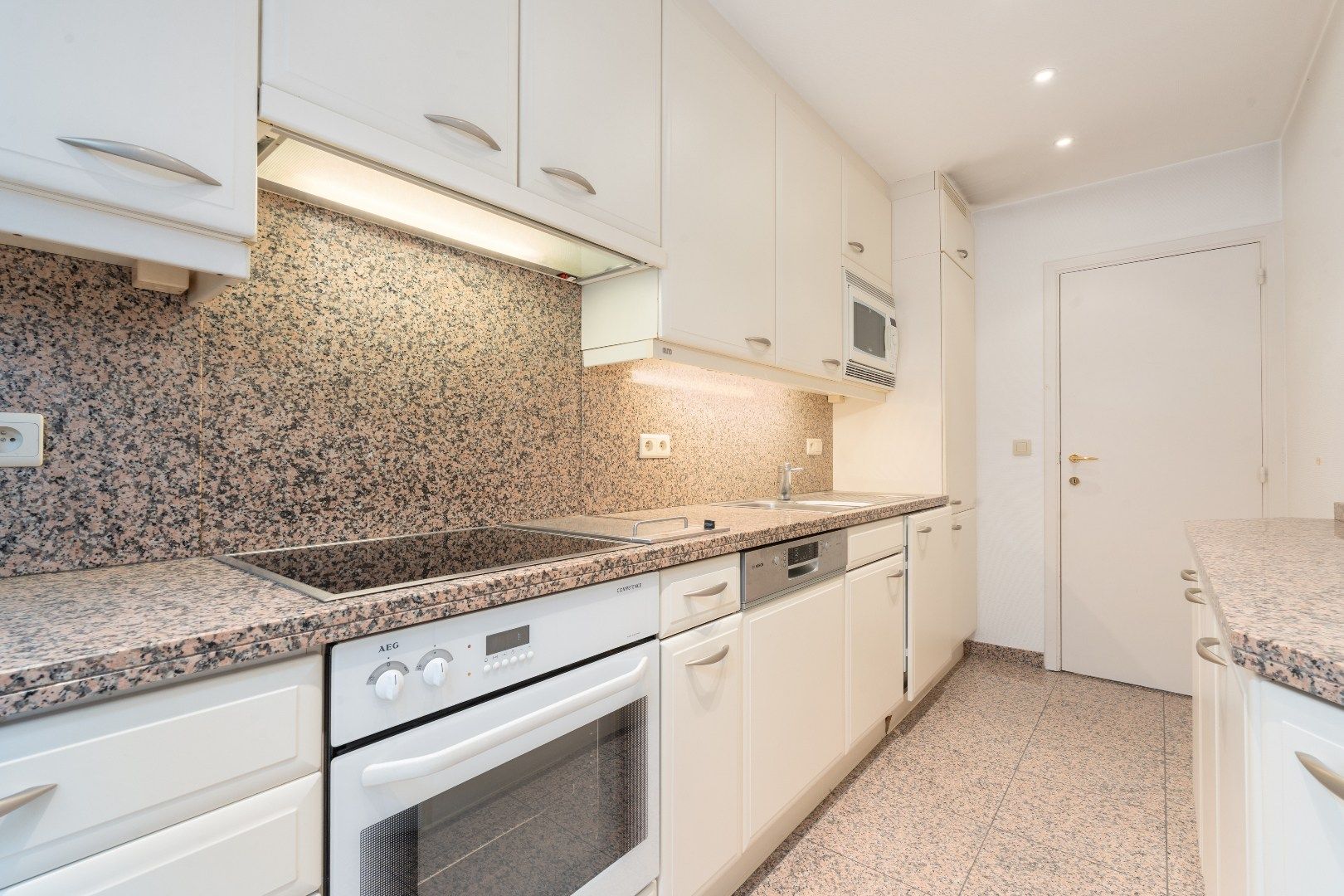 Ruim en lichtrijk appartement met 3 slaapkamers en zijdelings zeezicht vlakbij het Casino. foto 6