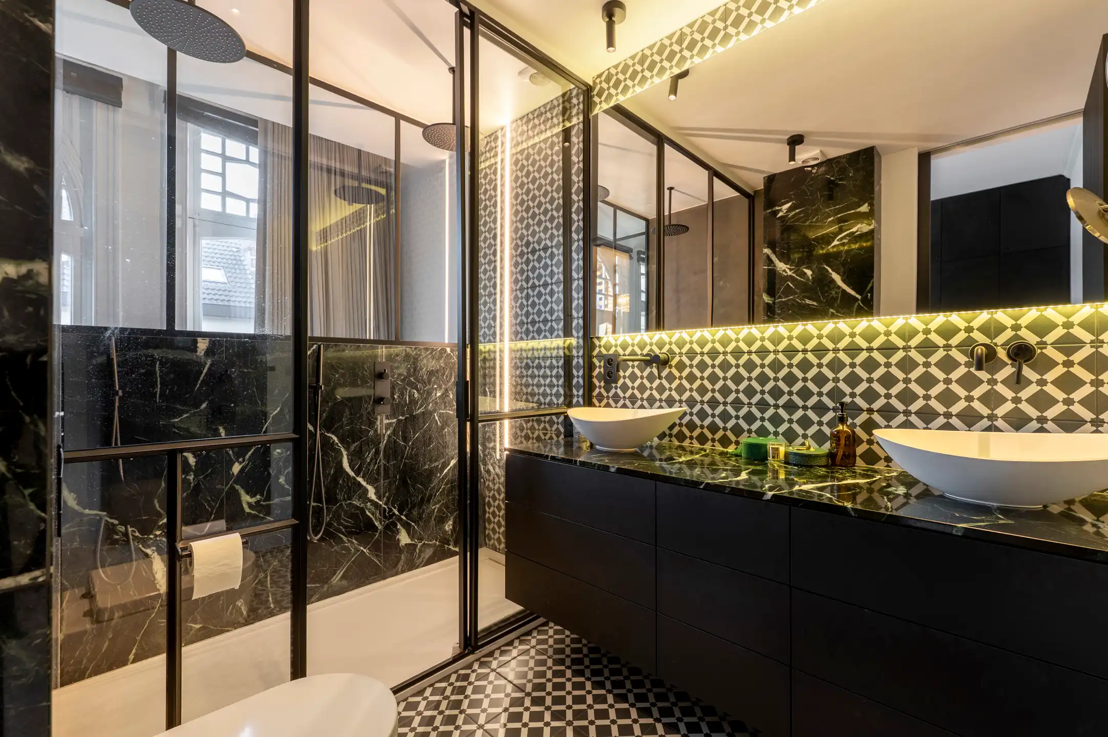 ANTWERPEN - Bijzonder herenhuis foto 16