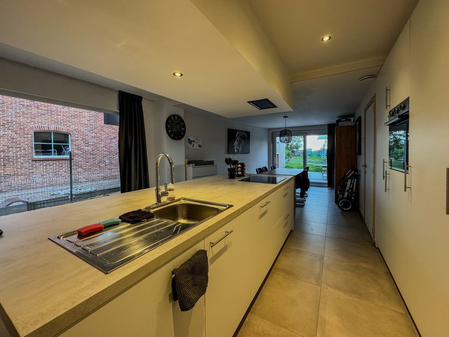 Volledig gerenoveerde woning met 3 slaapkamers, carport en tuin. foto 3