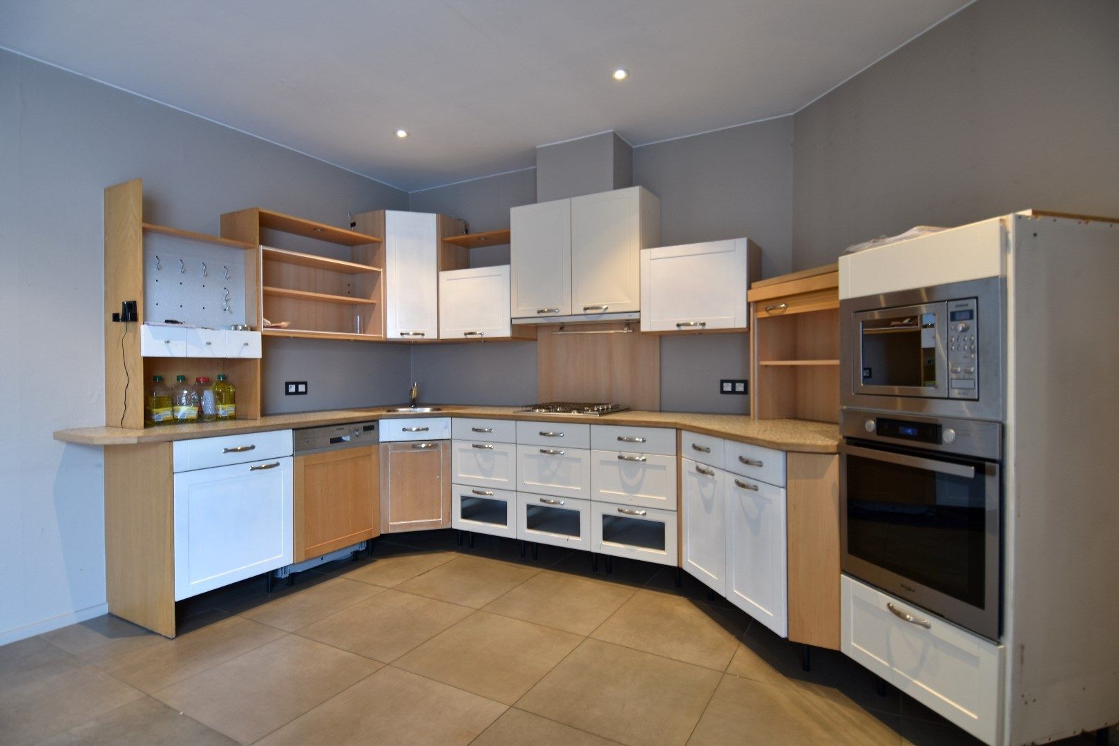 Unieke loft met 2 slaapkamers, ruim terras en ruime garage/magazijn te koop in Heule foto 2