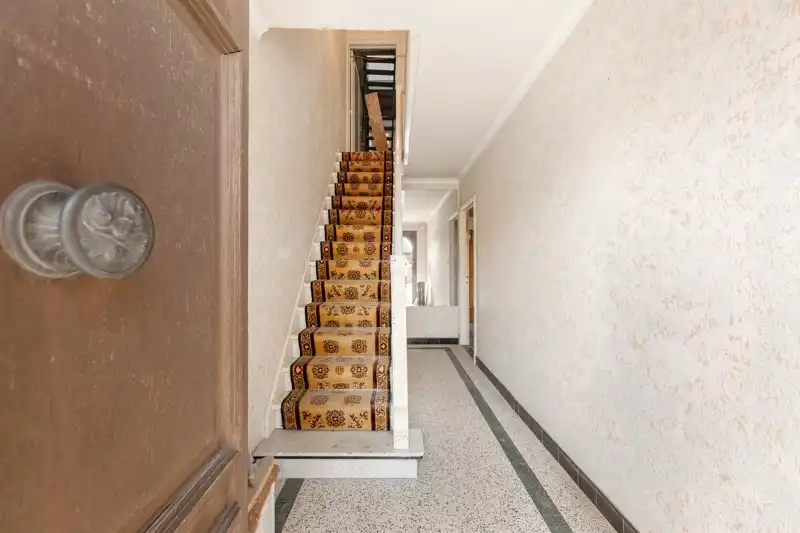 🏡 Te renoveren HALFOPEN woning met 3 slaapkamers, grote garage met uitweg achteraan TE KOOP in het hartje van Sint-Baafs-Vijve! foto 2