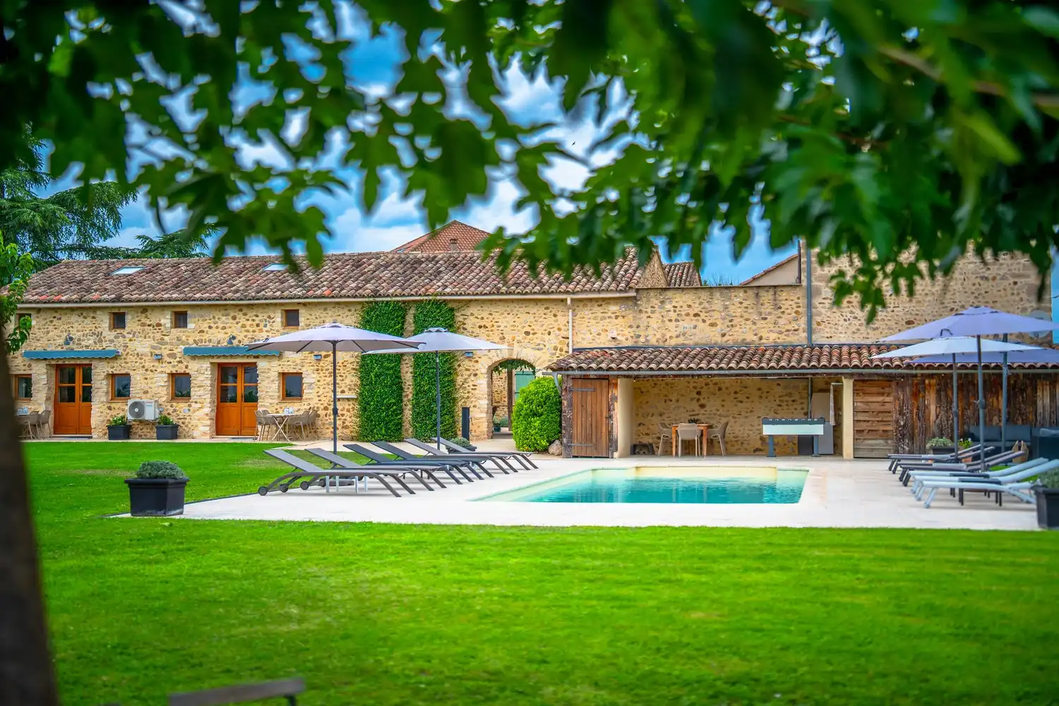 "Le Mas Des Trois Anges: authentieke 18e-eeuwse mas met luxe gîtes en verwarmd zwembad in het hart van de Provence" foto {{pictureIndex}}