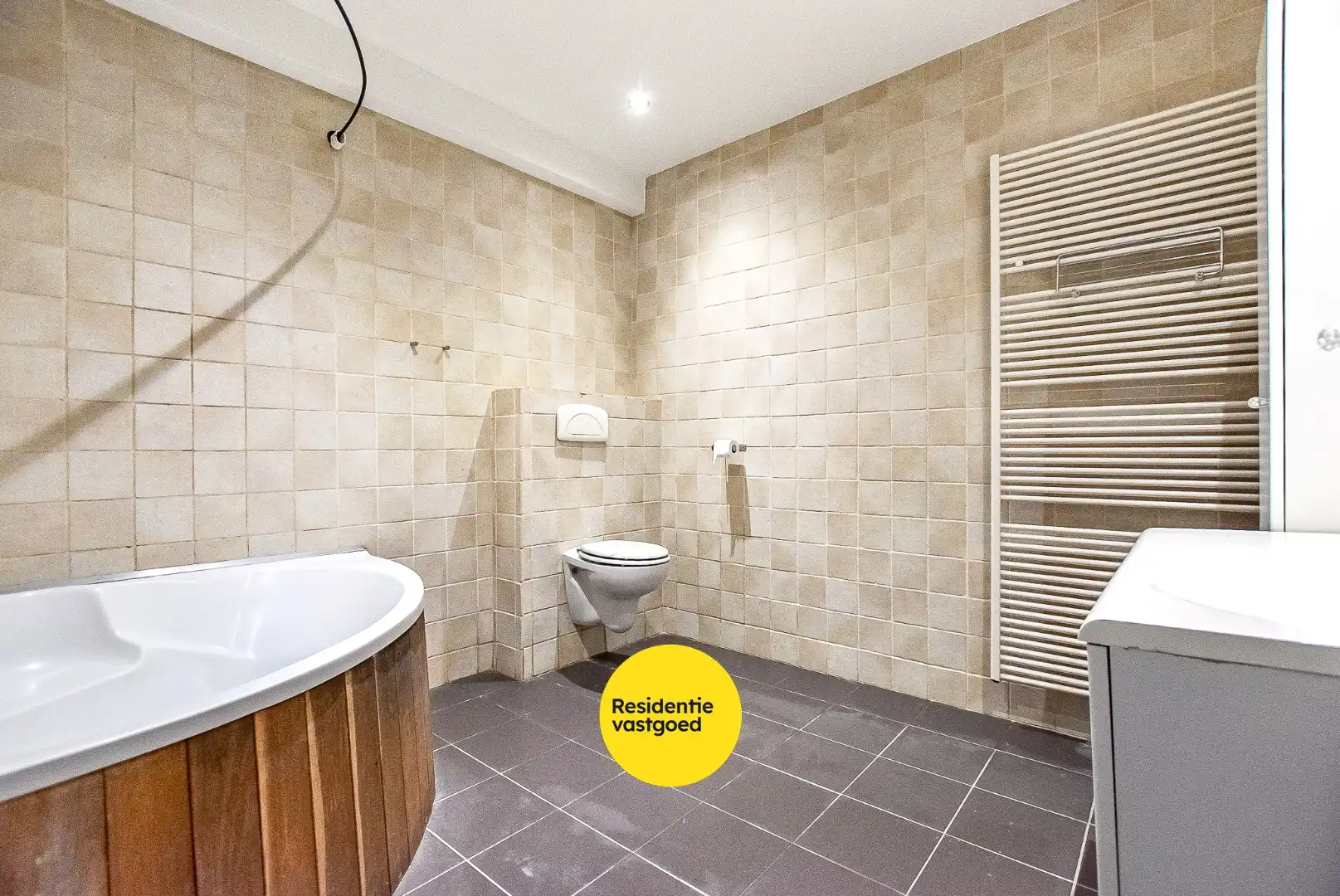 Gezellige halfopen woning met tuin en parking foto 15