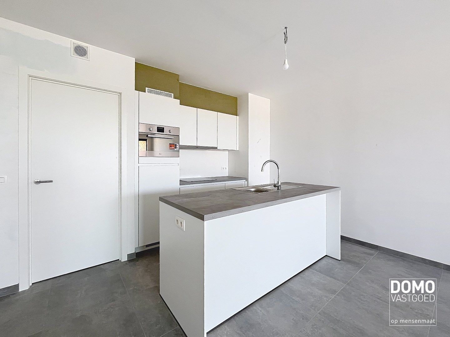 VOLLEDIG AFGEWERKT NIEUWBOUWAPPARTEMENT MET 2 SLAAPKAMERS, TERRAS, ONDERGRONDSE AUTOSTANDPLAATS EN KELDERBERGING IN RESIDENTIE "DE KWINT" TE ZONHOVEN  foto 2