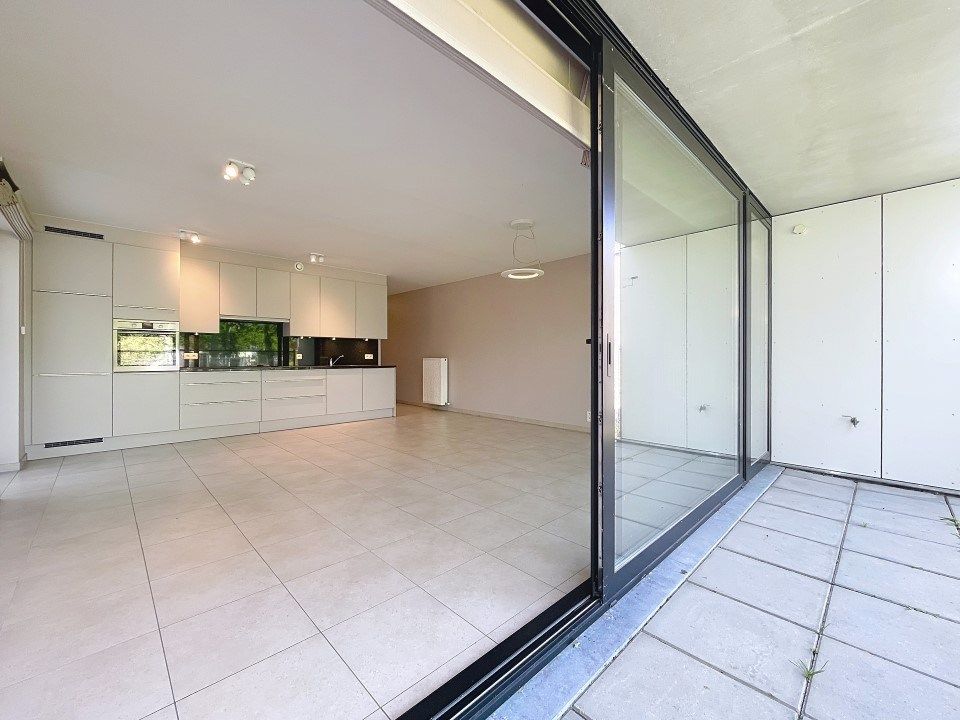Lichtrijk gelijkvloers appartement in centrum van Oostnieuwkerke foto 3