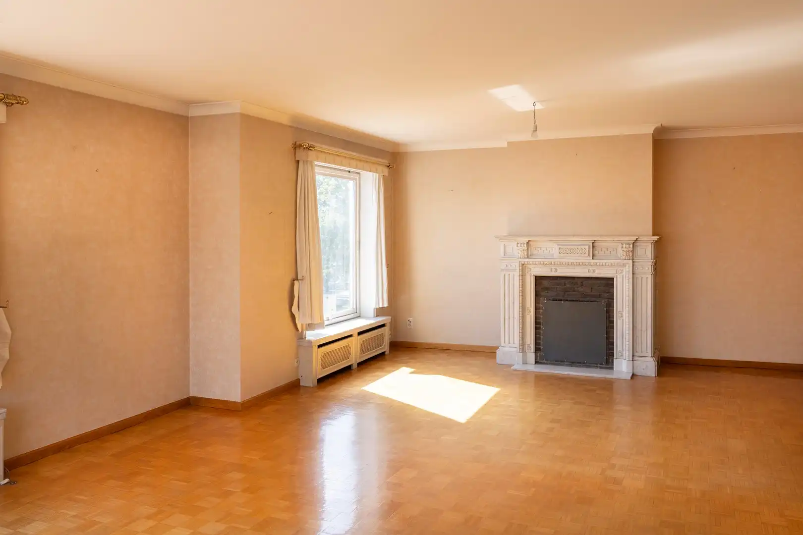 Ruim, te renoveren, appartement met 4 slpks en grote garage. foto 4