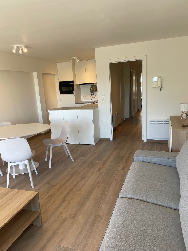 Vlakbij zee gelegen gemeubeld appartement met centrale ligging! foto 6