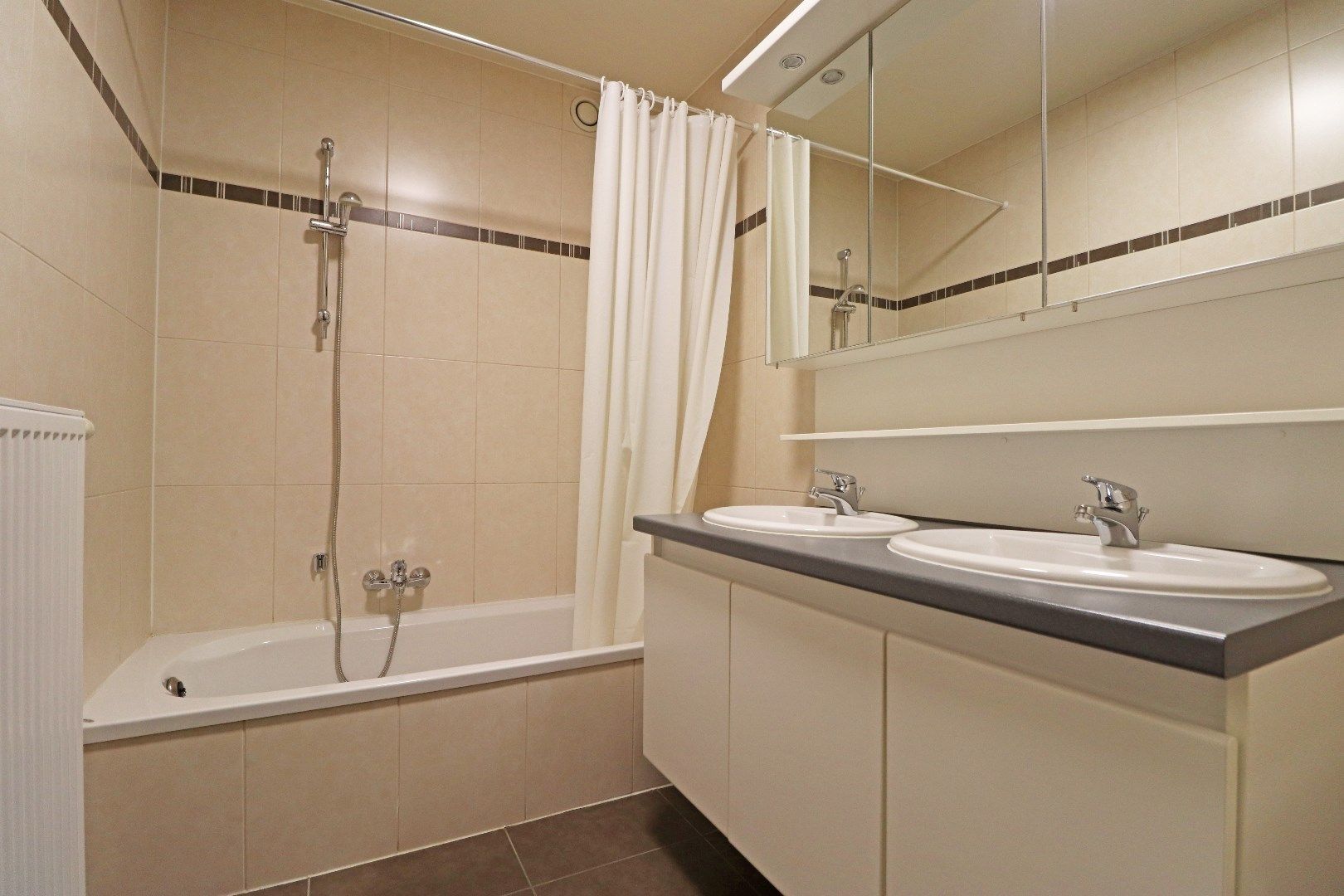 Verzorgd appartement met autostaanplaats foto 6