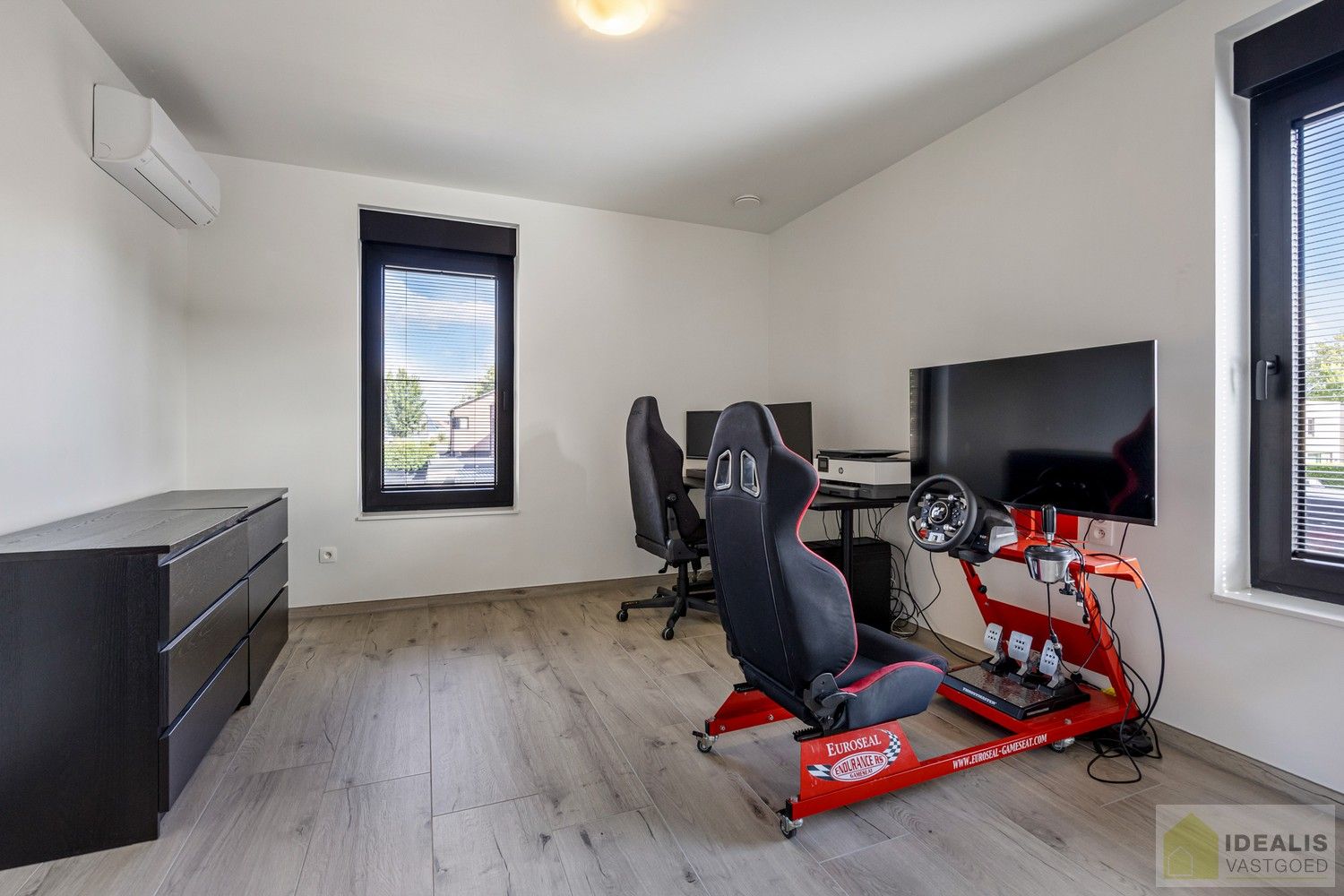 PRACHTIGE NIEUWBOUWWONING MET EEN HEERLIJK LICHTRIJKE WOONKAMER MET OPEN KEUKEN, RUIME BERGING, BUREEL, 3 SLAAPKAMERS, RUIME DRESSING EN RUIME BADKAMER VOORZIEN VAN ALLE COMFORT! EEN HEERLIJK RUIM HUIS MET EEN NAAR WENS AAN TE LEGGEN TUIN, OP EEN GEGEERDE LOCATIE NABIJ HET CENTRUM VAN PEER! foto 33