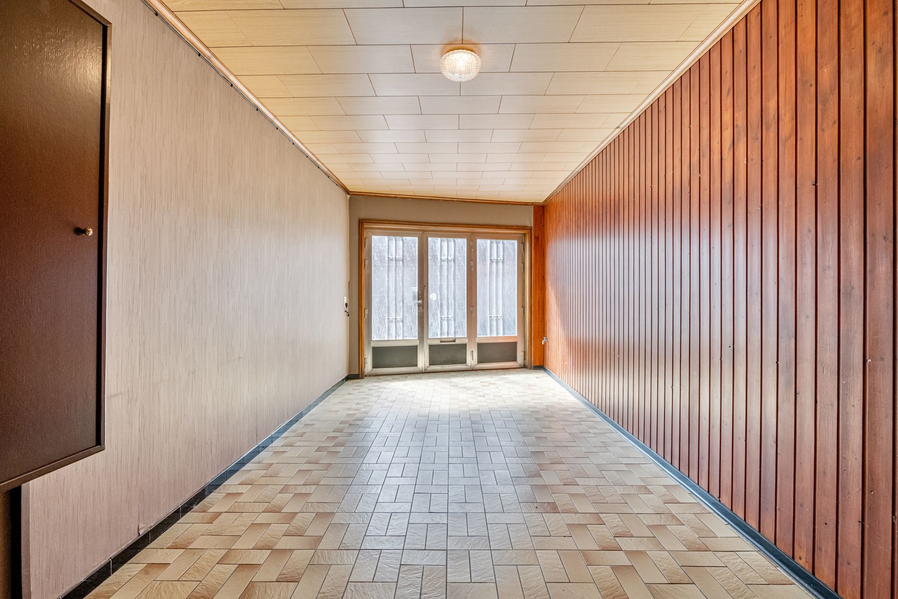 Te renoveren gezinswoning met inpandige garage en tuin  foto 14