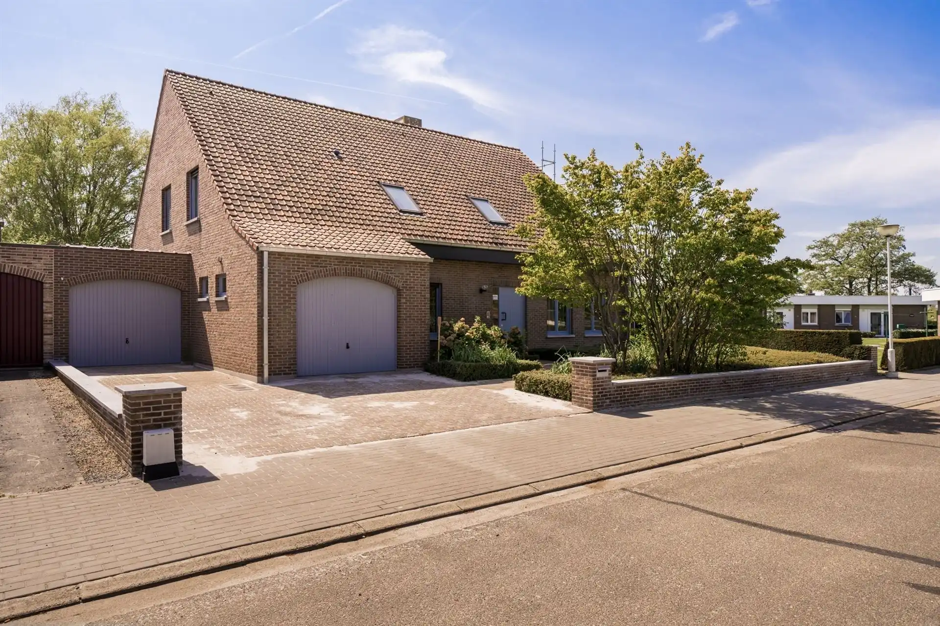 Ruime villa met 6 slaapkamers, zonnige tuin, 2 garages en oprit in rustige woonwijk te Lier foto {{pictureIndex}}