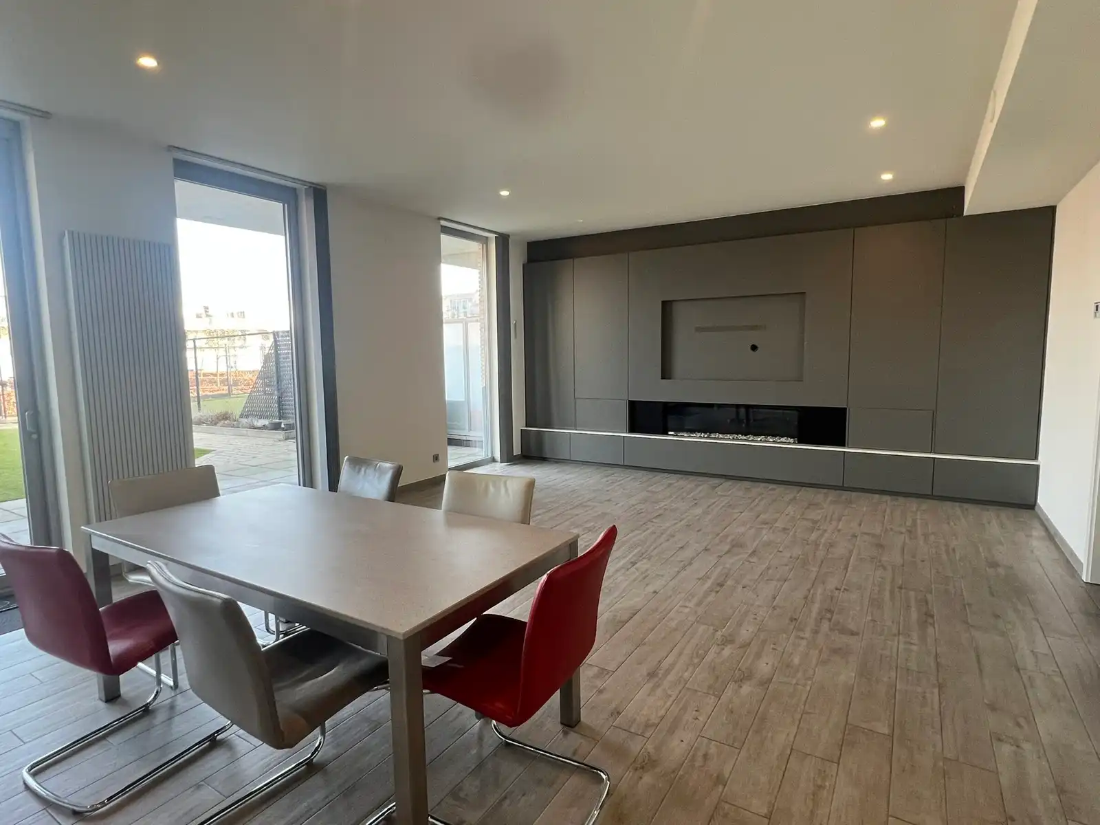 Ruim gelijkvloers appartement  met tuin op topligging. foto 4