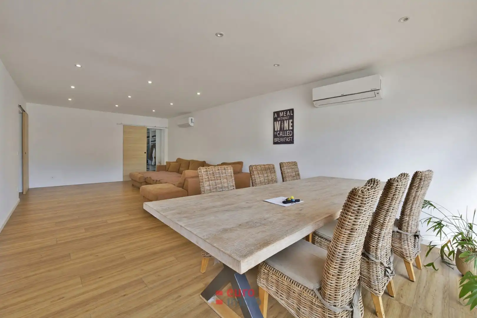 Héél charmante, gesloten woning met 3 slaapkamers én garage te koop in De Panne! foto 5