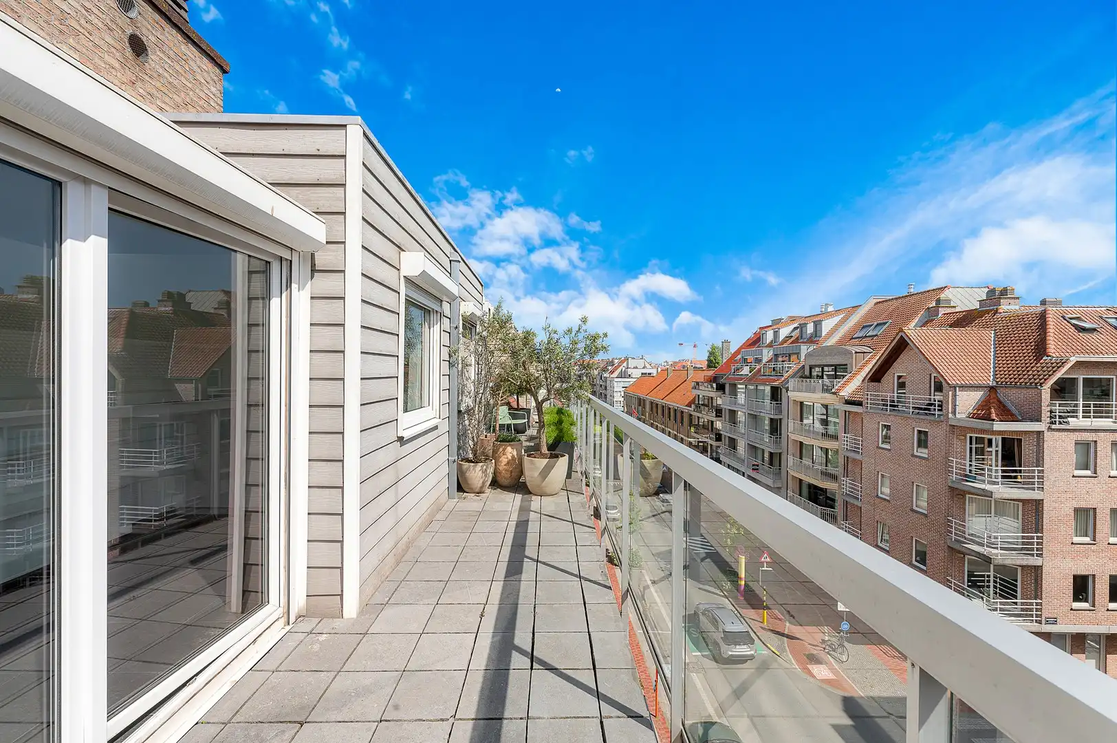 Appartement met unieke terrassen gelegen op wandelafstand van de zee en de winkels. foto {{pictureIndex}}