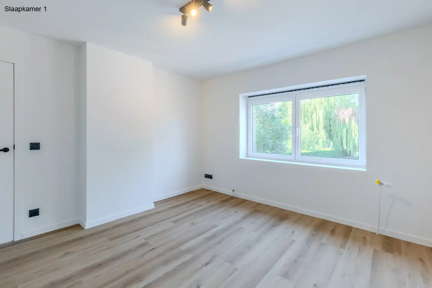 Volledig gerenoveerde huurwoning met drie slaapkamers en ruime tuin op toplocatie in Rekem foto 23