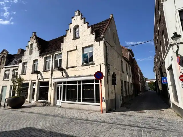 RUIME WONING met GARAGE te BRUGGE foto {{pictureIndex}}