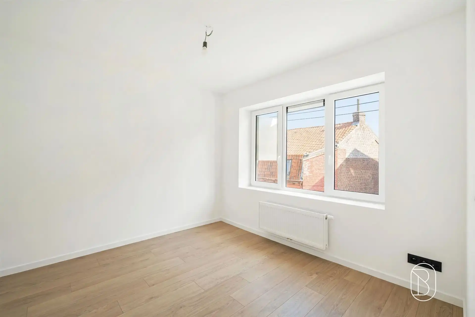 Charmant gerenoveerde woning met grote aangename tuin en handige oprit. foto 14