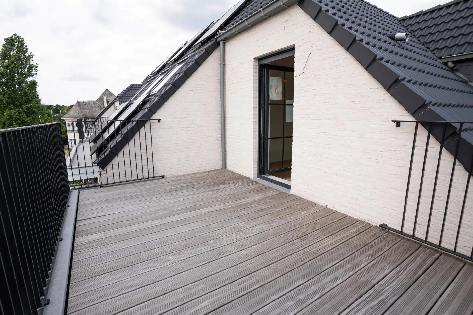 Modern appartement met twee slaapkamers en ruim terras. foto 11