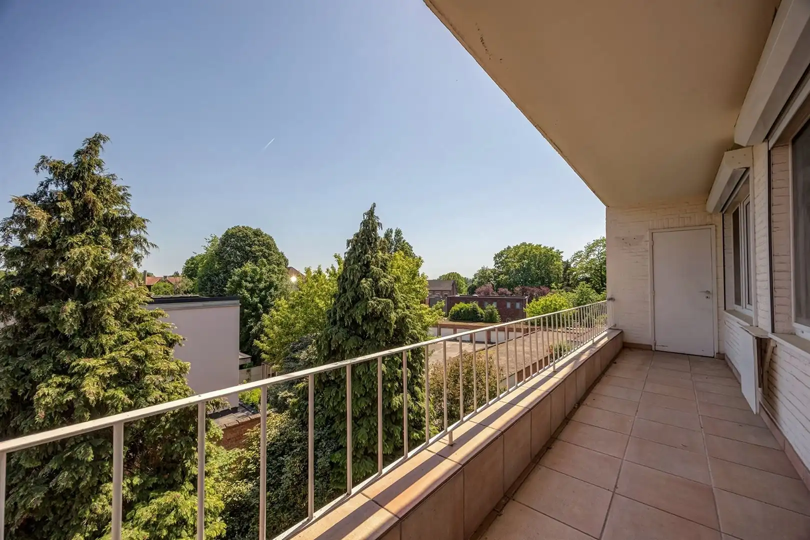 Ruim appartement met 2 slaapkamers, dressing en terras foto 5