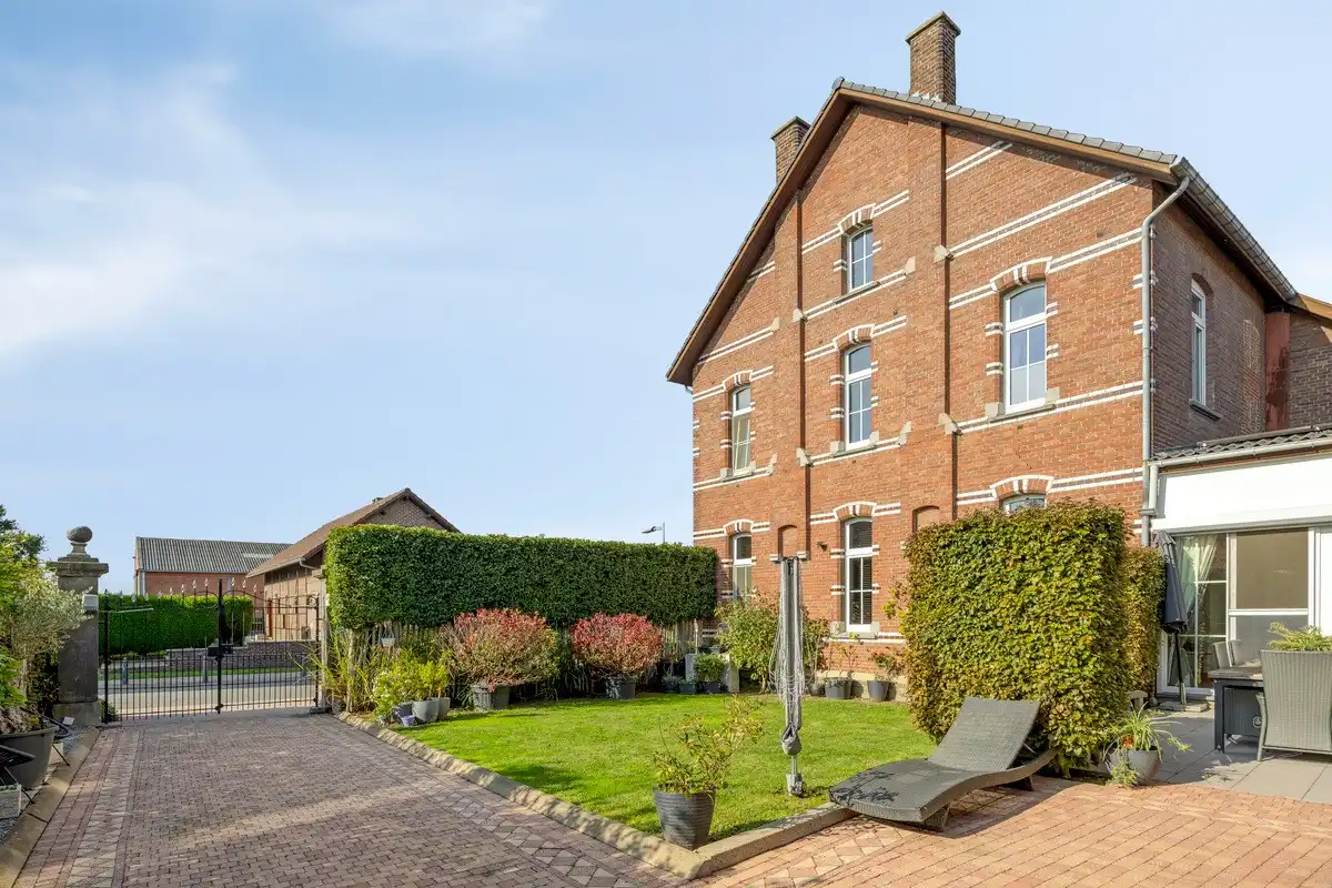 Karaktervol hoekpand met woning en appartement in Riemst foto 20