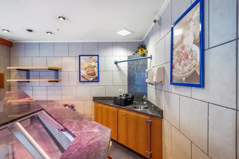 Lauwe-Centrum. Uitstekende gelegen handelseigendom : wonen en werken met 4 slaapkamers met tuin en aparte ingang garagegebouw en parking. POLYVALENTE EIGENDOM MET POTENTIEEL ! foto 17