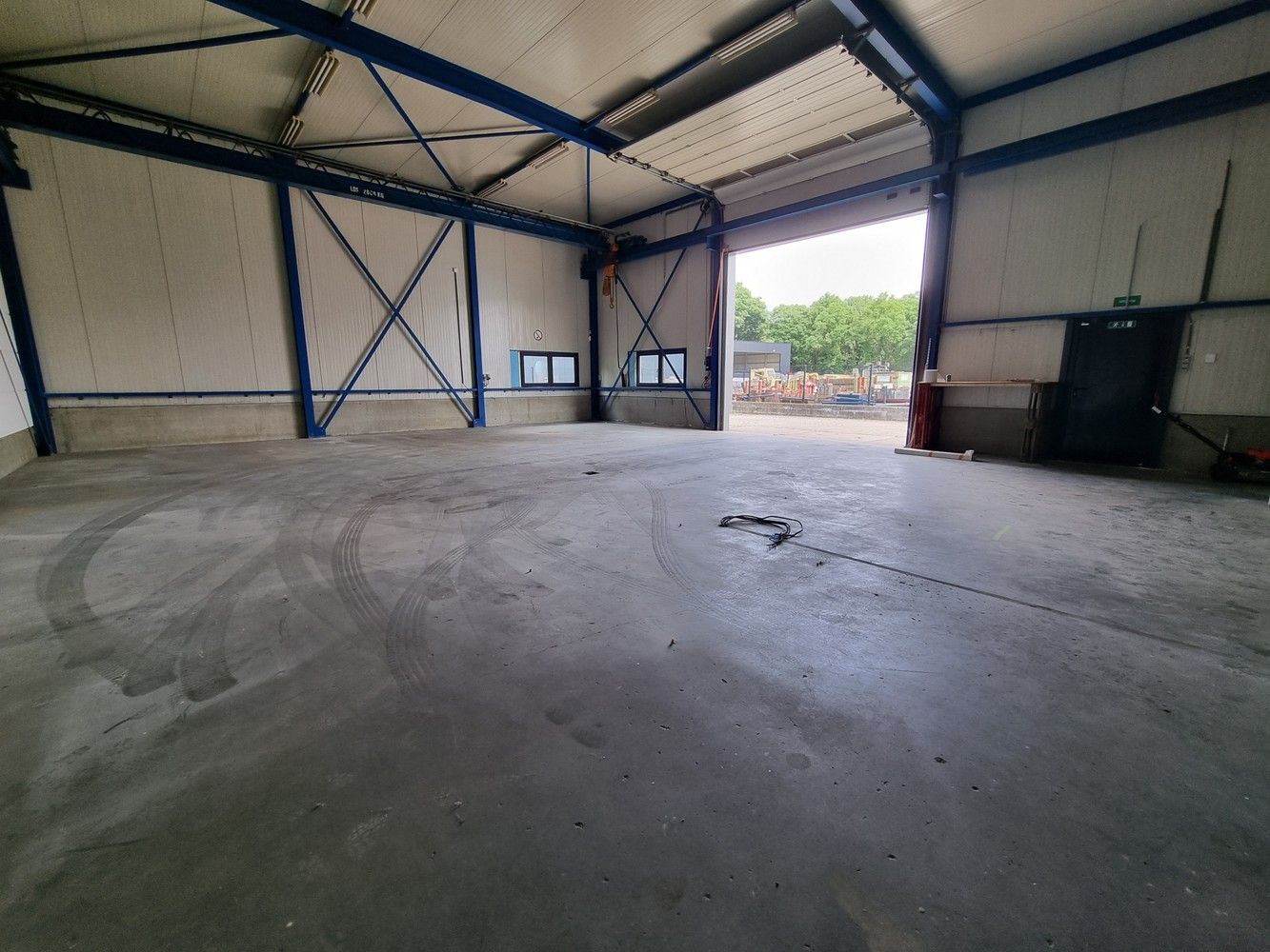Uitstekend gelegen industrieel gebouw/magazijn met kantoorruimte (400m²) foto 5