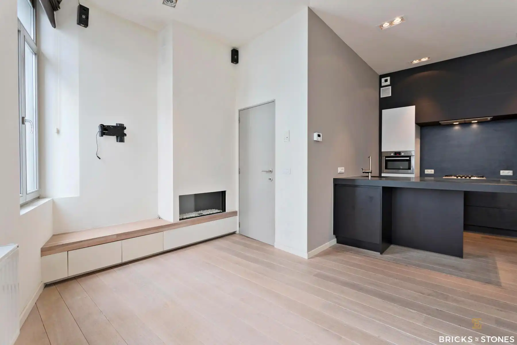 Veelzijdige woning te koop foto {{pictureIndex}}