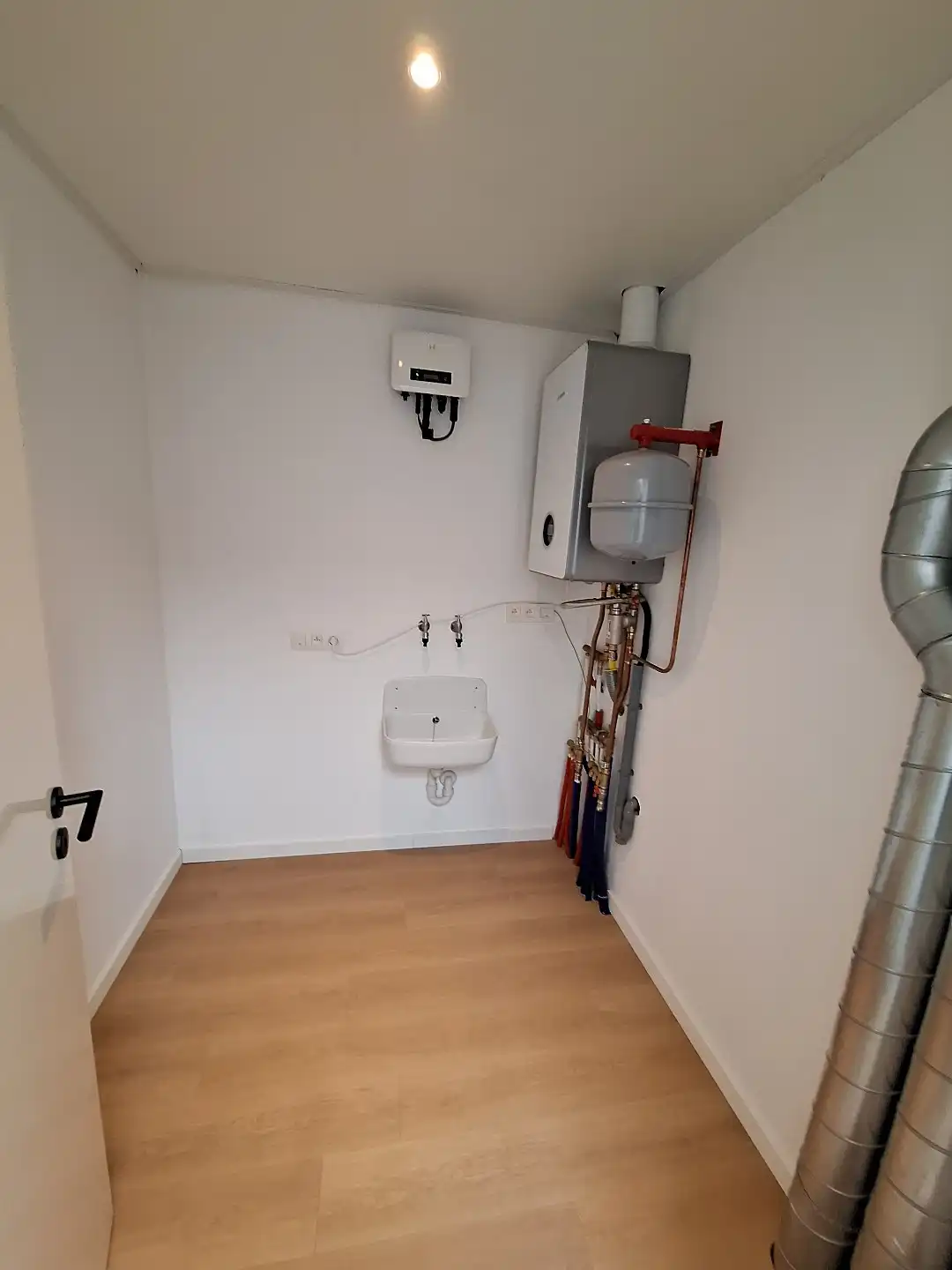 Gerenoveerde woning met 3 slaapkamers, diepe tuin en private parkeerplaats foto 14