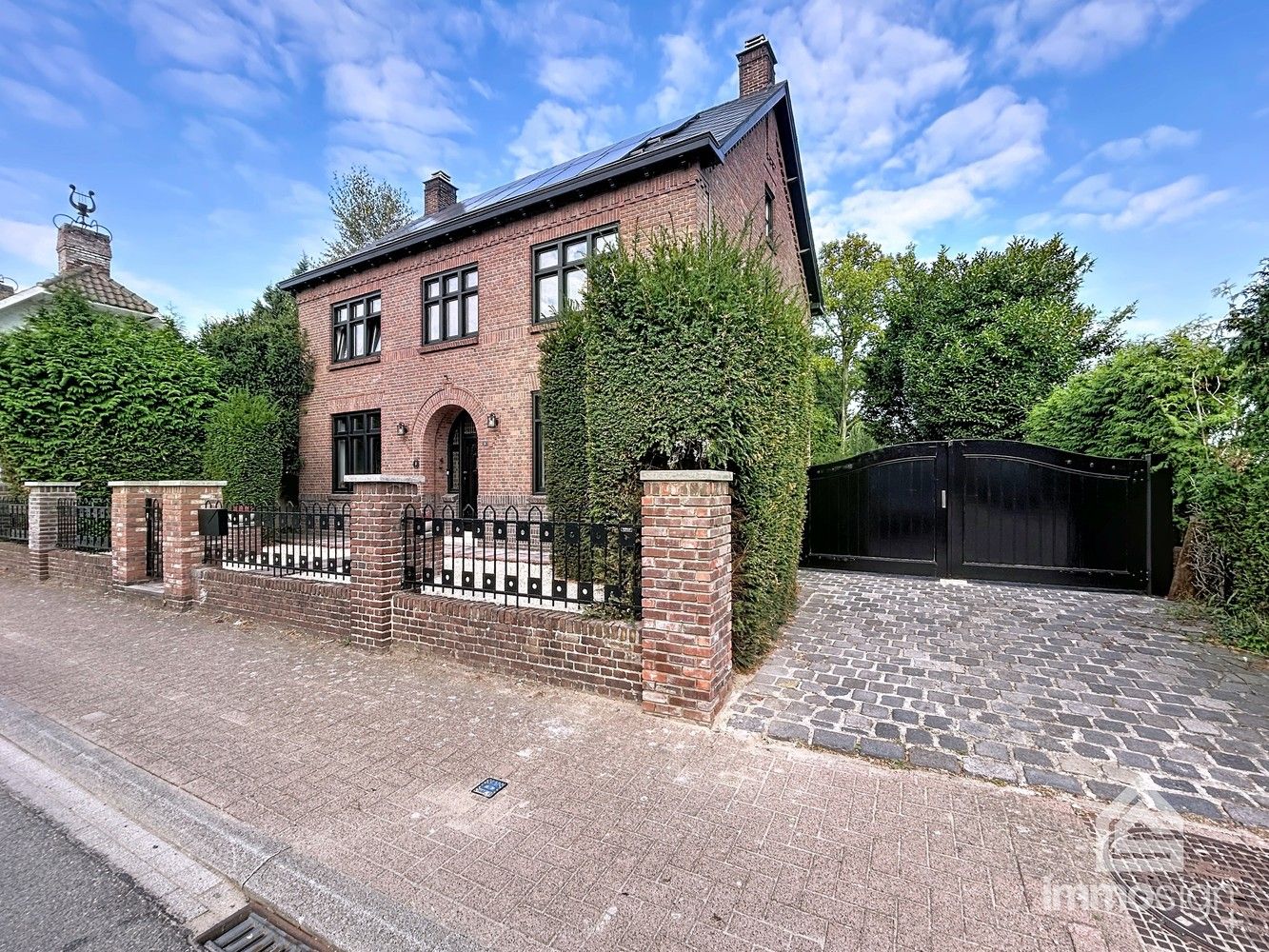Exclusief gerenoveerd herenhuis vol karakter te Molenbeersel! foto 2