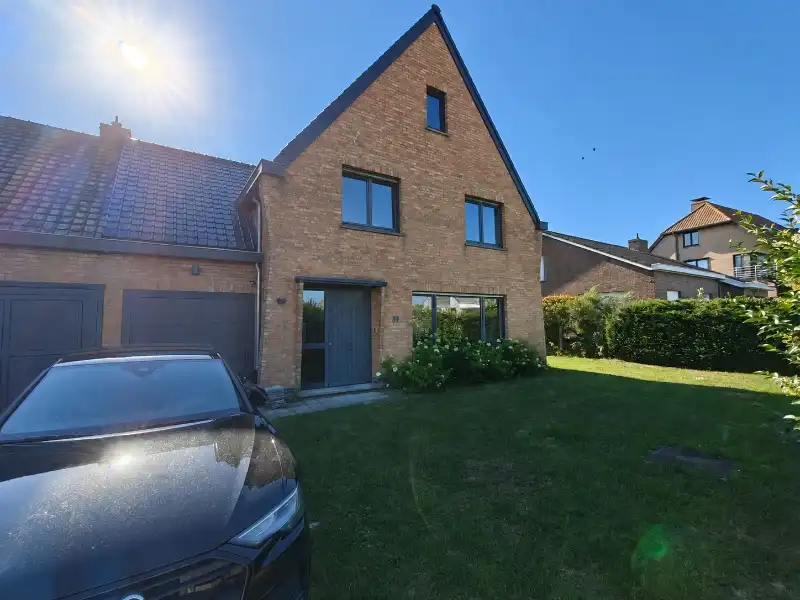 Instapklaar halfopen bebouwing met zonnig terras foto {{pictureIndex}}