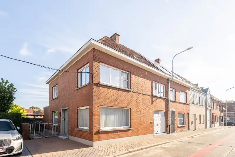 Ruime woning met tuin, 2 garages en 4 slaapkamers. foto 2