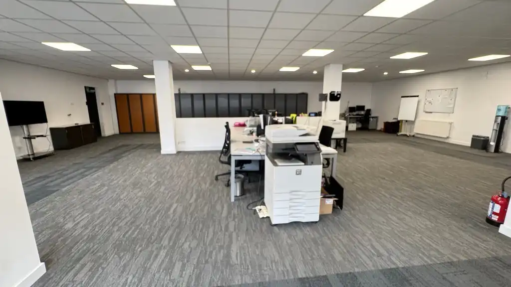 Magazijn met laadkades en kantoor te huur in Malle foto 8