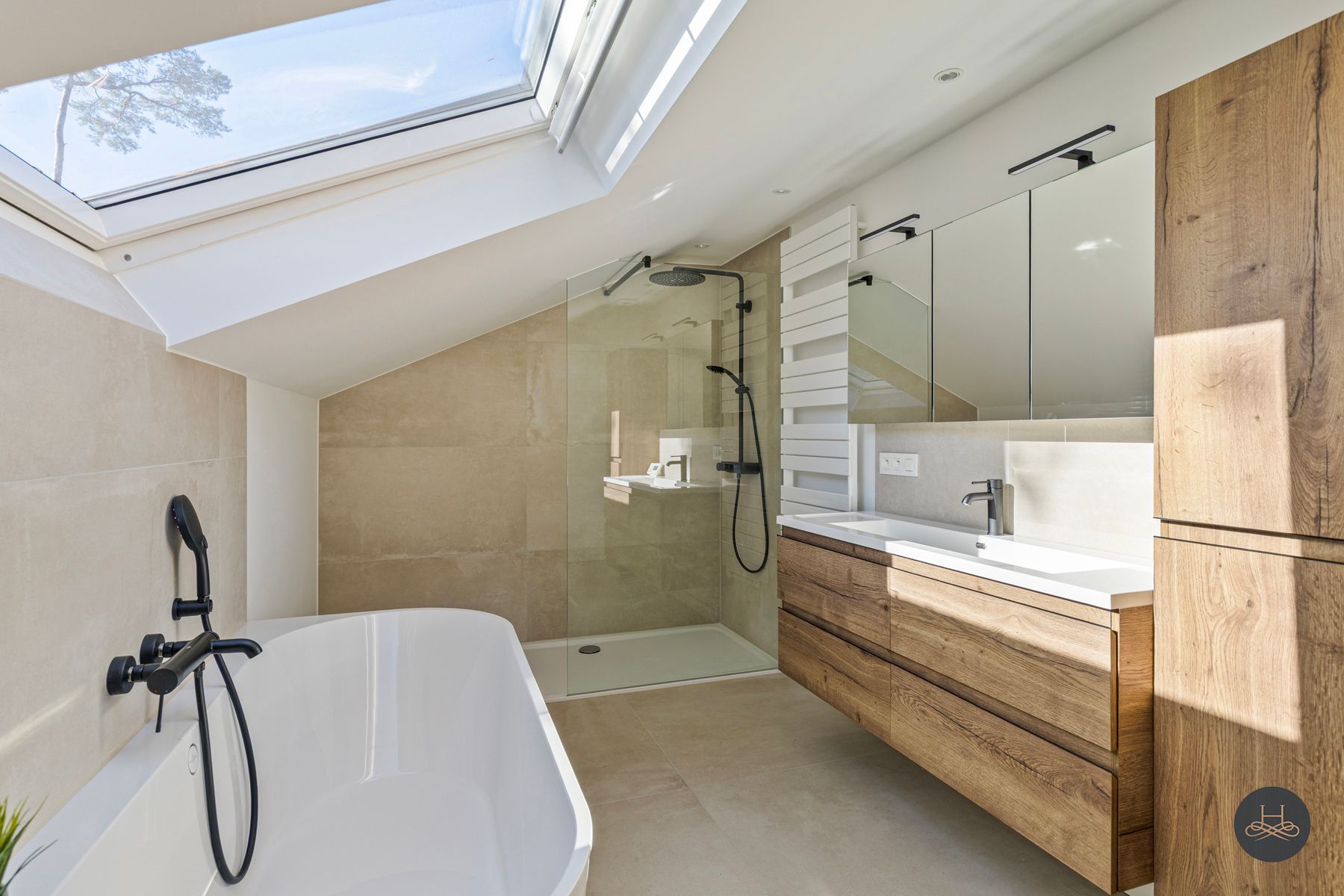 Energiezuinige gerenoveerde villa op een zeer ruim perceel foto 16