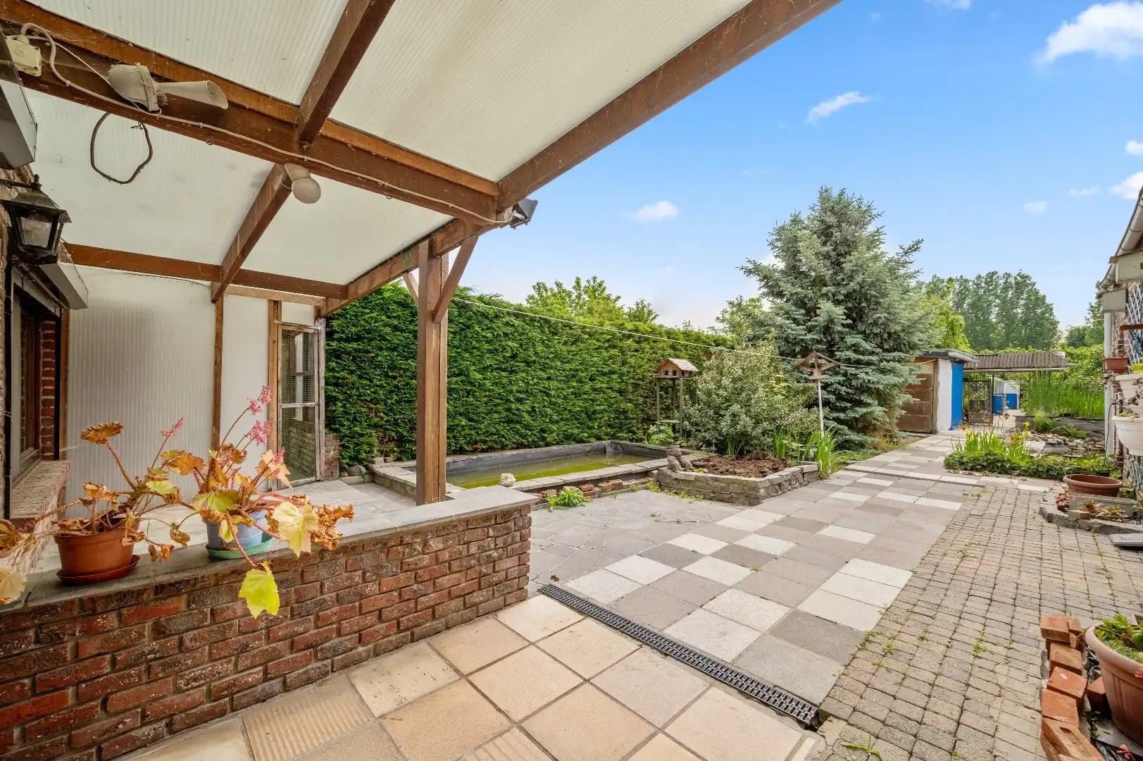 Ruime te renoveren rijwoning met ontzettend veel potentieel en een leuke tuin foto 3