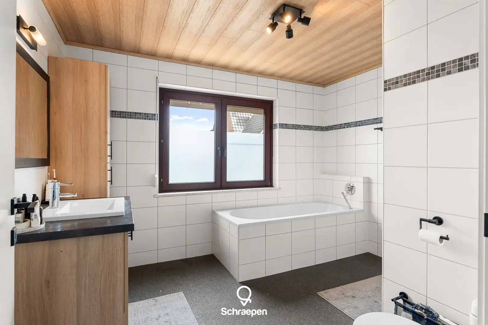 Instapklare én energiezuinige gezinswoning (206 m²) met zwembad op centrale ligging te Zonhoven! foto 13