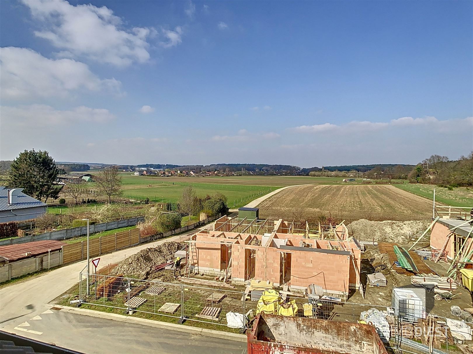 Verder af te werken nieuwbouwwoning met ruime leefruimtes en knappe zolder. foto 25