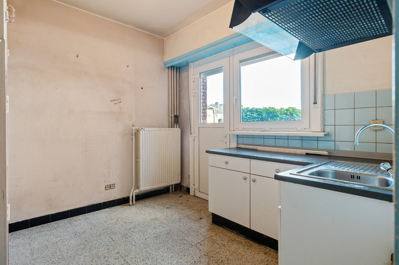 Te renoveren opbrengsteigendom met 3 app. en 3 garageboxen foto 8