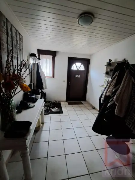 Grote ruime woning met 4 slaapkamers, tuin, garage en carport foto 2