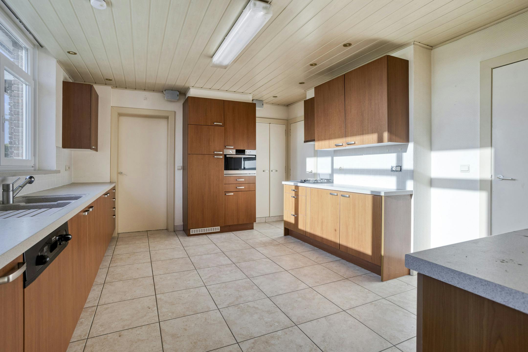 Ruime woning met loods op 2.127m² te Lo-Reninge. foto 5