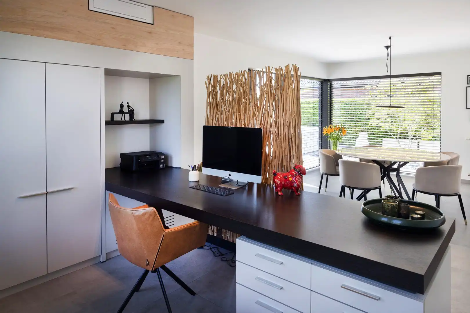 Lichtrijke woning met 3 kamers, garage, bureelhoek & zwembad. foto 5