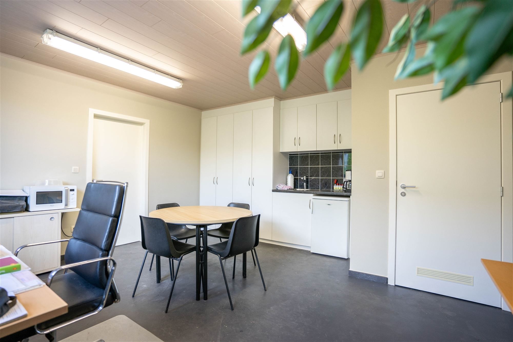 Ruime loods van 400m² met kantoor en parking foto 12