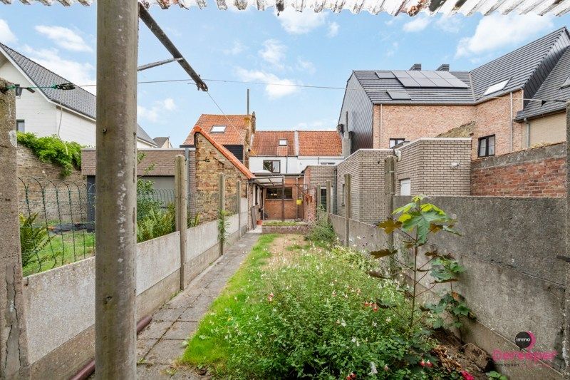 Hoofdfoto van de publicatie: Te renoveren rijwoning op centrale ligging