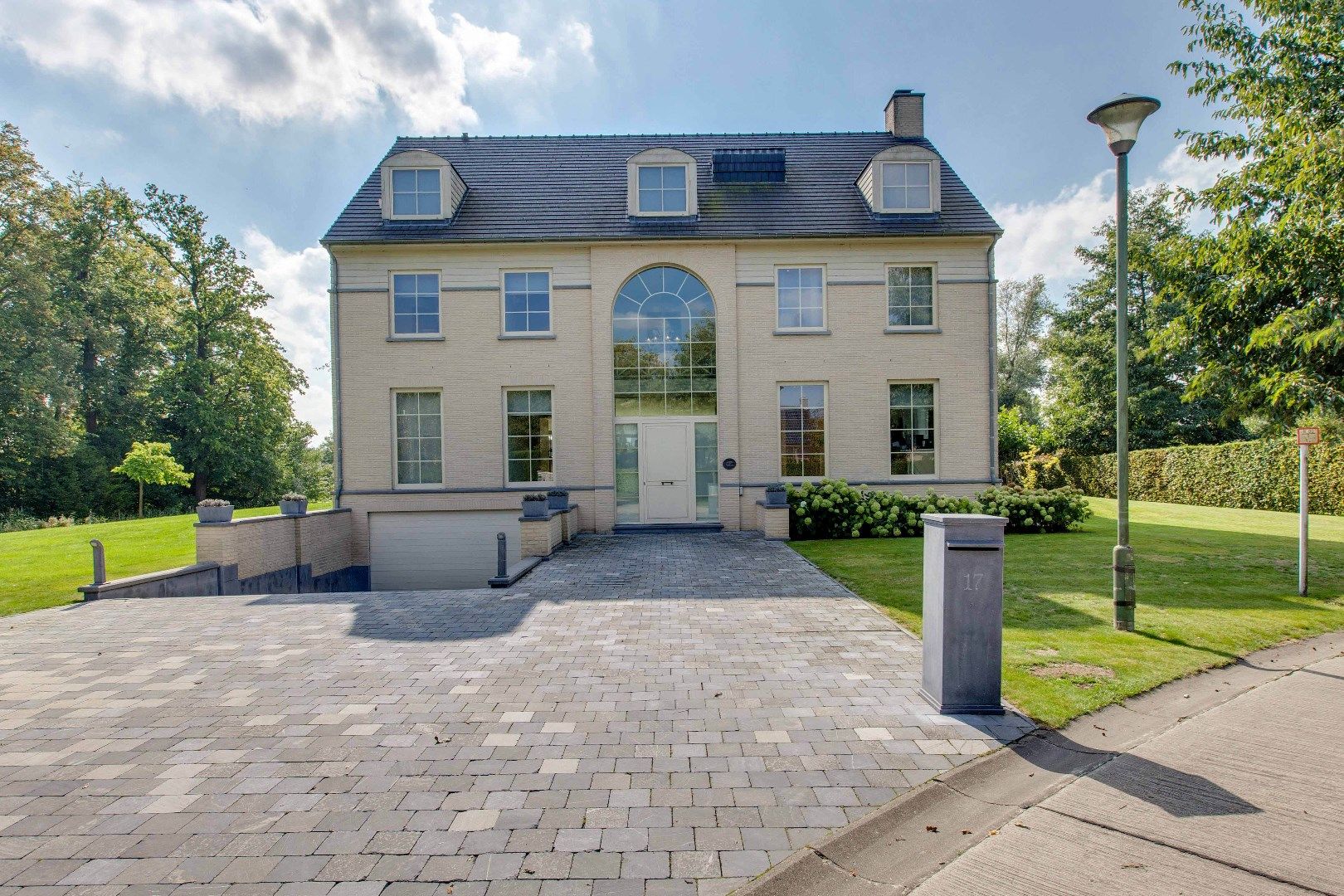 Riante villa aan de Leie  met extra bouwgrond op een  perceel van  2640m²  foto 1